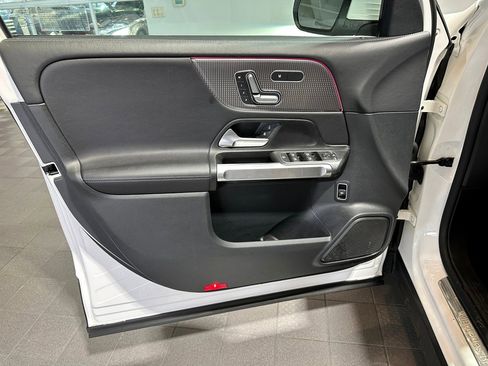 Used 2022 Mercedes-Benz GLB 250 4MATIC image 11
