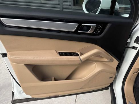 Used 2022 Porsche Cayenne Platinum Edition image 20