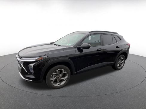 Used 2025 Chevrolet Trax LT w/ LT Convenience Package image 7