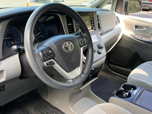 Used 2018 Toyota Sienna LE AWD/4WD image 9