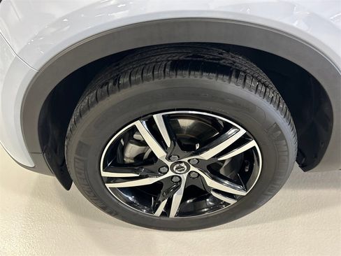 Certified 2025 Volvo XC40 B5 Core image 8