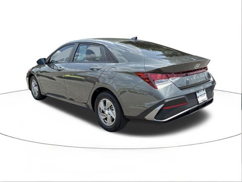 Certified 2026 Hyundai Elantra SE FWD image 5