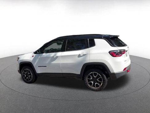 Used 2025 Jeep Compass Trailhawk AWD/4WD image 10