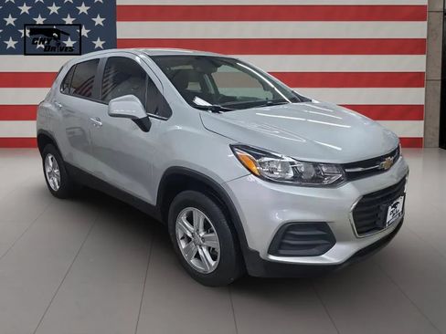 Used 2022 Chevrolet Trax LS w/ Tint and Cruise Package AWD/4WD image 3