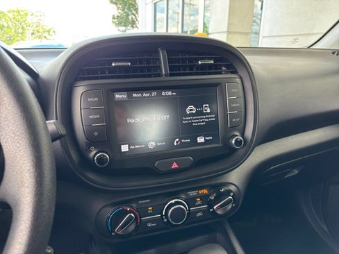 Used 2025 Kia Soul LX w/ LX Technology Package FWD image 17
