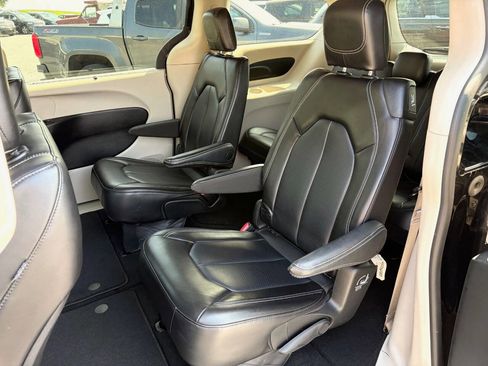 Used 2023 Chrysler Pacifica Touring-L FWD image 10