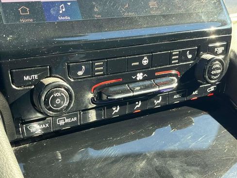 Used 2023 Jeep Grand Cherokee Limited image 32