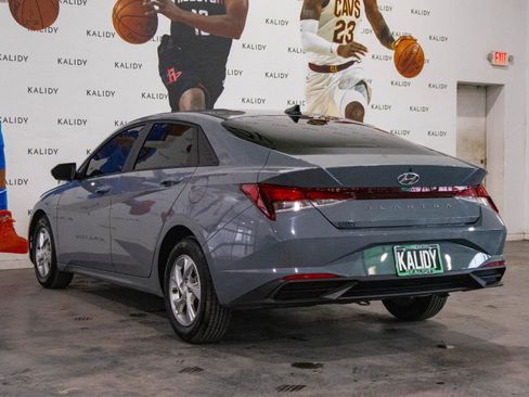 Used 2022 Hyundai Elantra SE w/ Preferred Accessory Package image 21