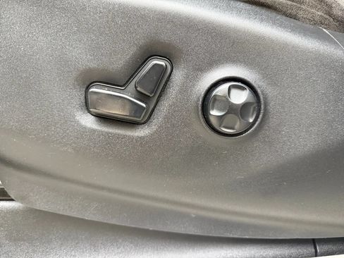 Used 2019 Chrysler Pacifica Touring-L FWD image 17