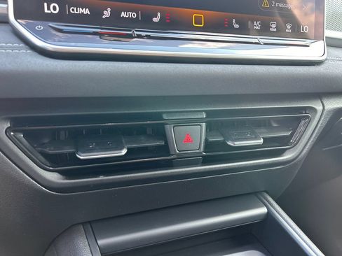 Used 2025 Volkswagen Tiguan SE w/ Panoramic Sunroof Package AWD/4WD image 15