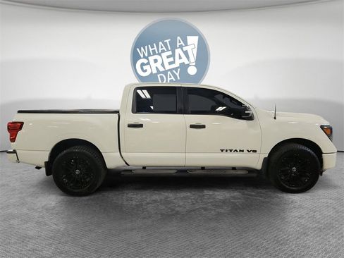Used 2019 Nissan Titan SV w/ SV Convenience Package image 2