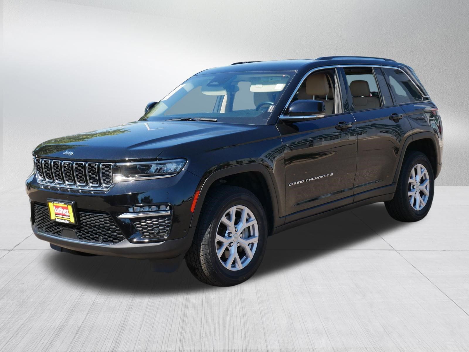 Used 2022 Jeep Grand Cherokee Limited w/ Luxury Tech Group II AWD/4WD image 3