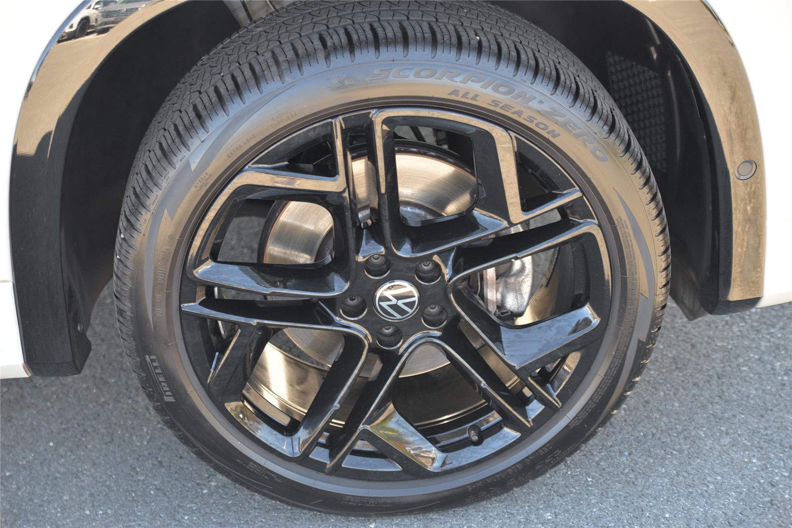 Certified 2025 Volkswagen Tiguan SE R-Line AWD/4WD image 11