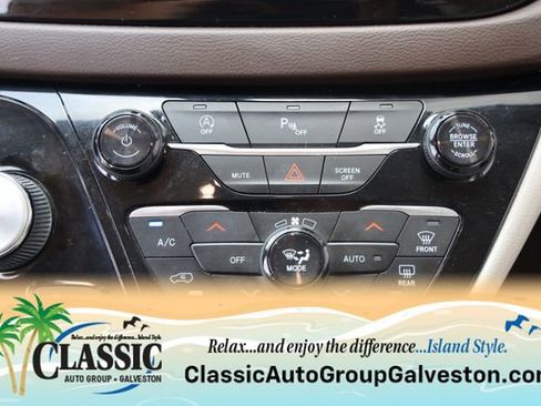 Used 2018 Chrysler Pacifica Touring-L w/ Tire & Wheel Group FWD image 18