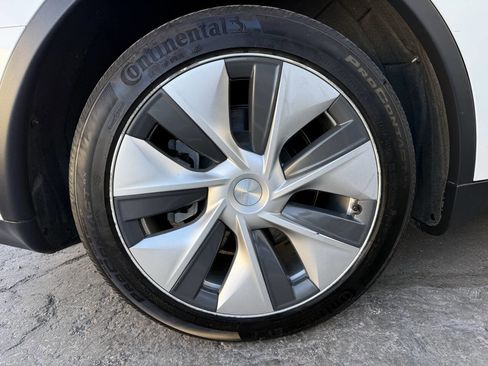 Used 2022 Tesla Model Y Long Range image 33