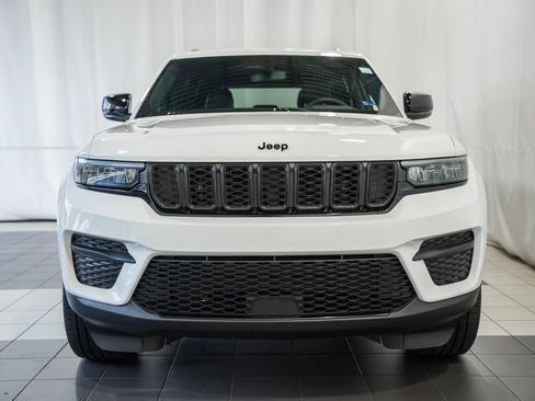 Used 2023 Jeep Grand Cherokee Altitude AWD/4WD image 2
