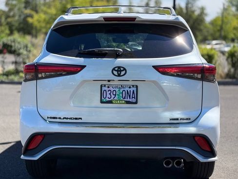 Used 2022 Toyota Highlander XSE AWD/4WD image 4