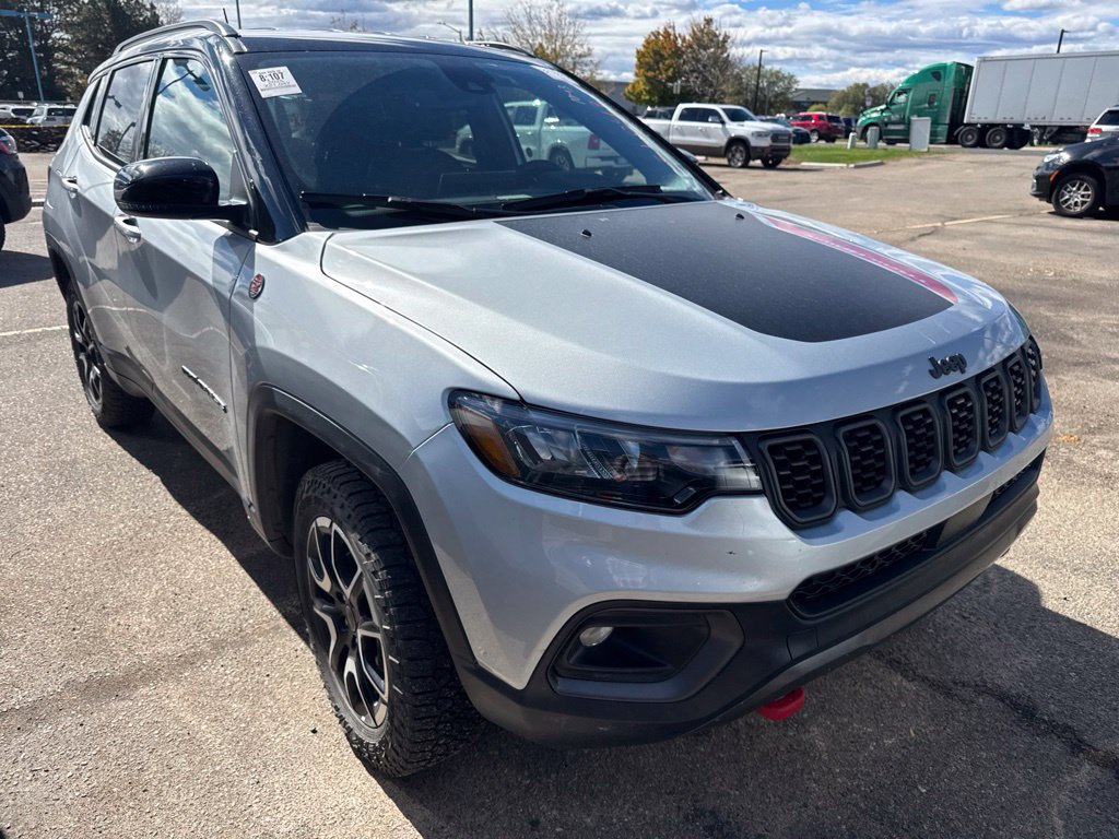 Used 2025 Jeep Compass Trailhawk AWD/4WD image 3