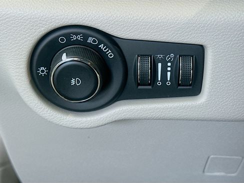 Used 2023 Chrysler Pacifica Touring-L image 17