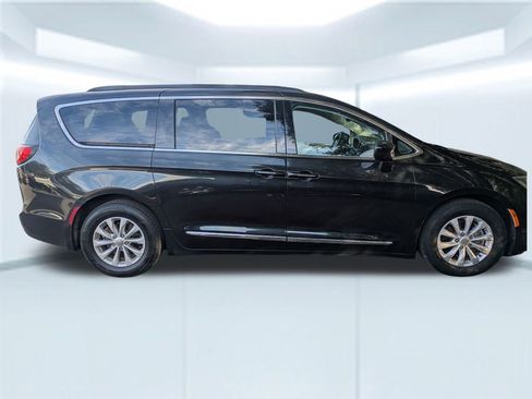 Used 2017 Chrysler Pacifica Touring-L image 5