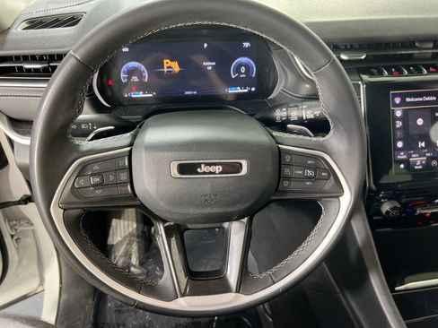 Used 2023 Jeep Grand Cherokee Laredo AWD/4WD image 11