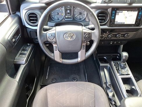 Used 2018 Toyota Tacoma TRD Off-Road image 11