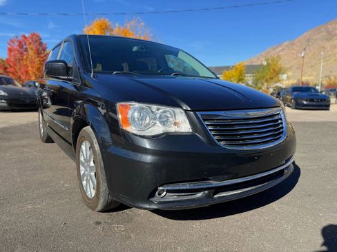 Used 2016 Chrysler Town & Country Touring image 1