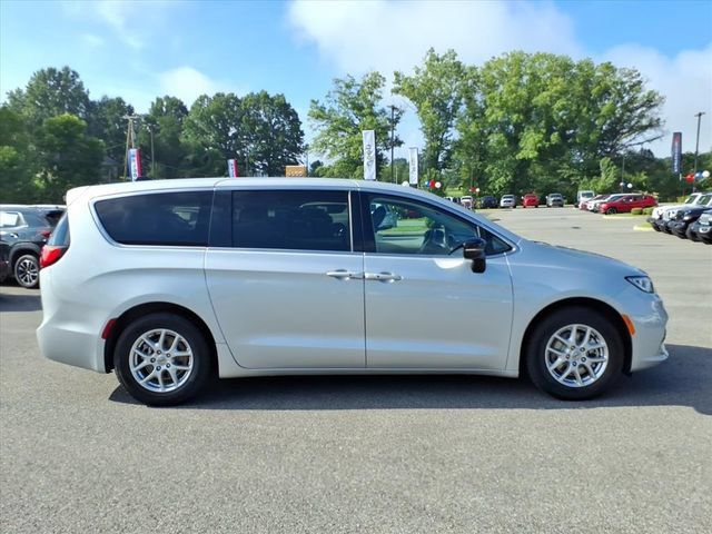 Used 2024 Chrysler Pacifica Touring-L FWD image 3