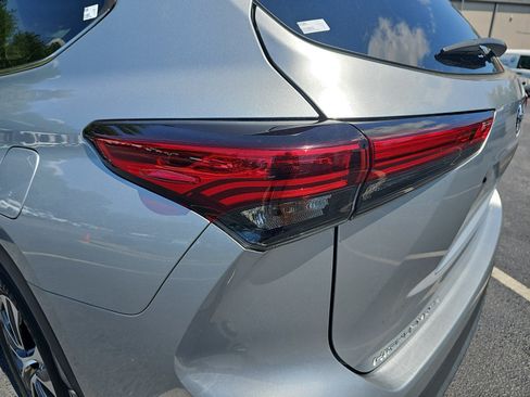 Used 2023 Toyota Highlander XLE FWD image 36