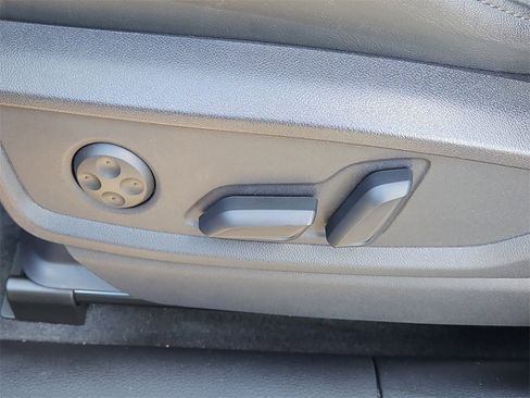 Used 2024 Audi Q5 e Premium w/ Convenience Package image 25