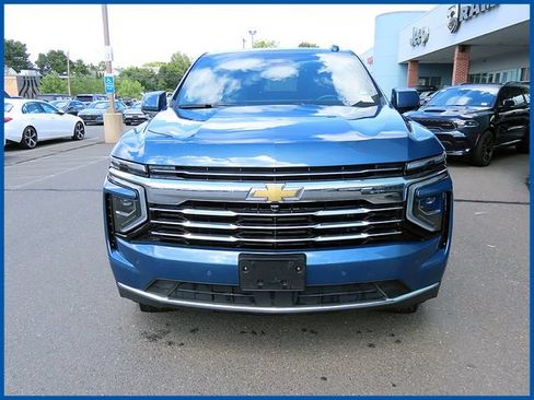 Used 2025 Chevrolet Suburban LT AWD/4WD image 3