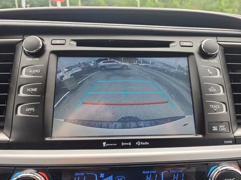 Used 2019 Toyota Highlander XLE AWD/4WD image 18