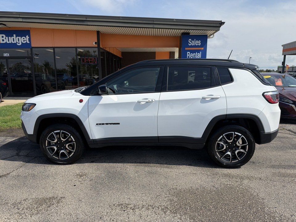 Used 2024 Jeep Compass Trailhawk AWD/4WD image 2