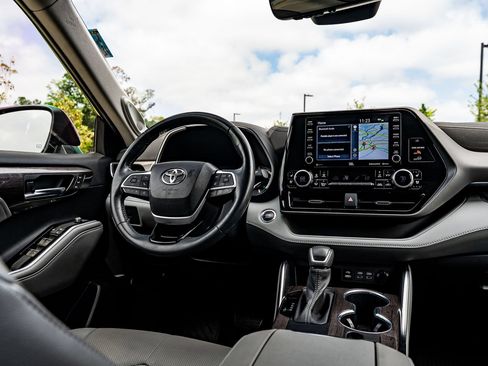 Used 2022 Toyota Highlander Limited FWD image 31