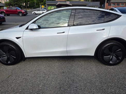 Used 2026 Tesla Model Y AWD image 8