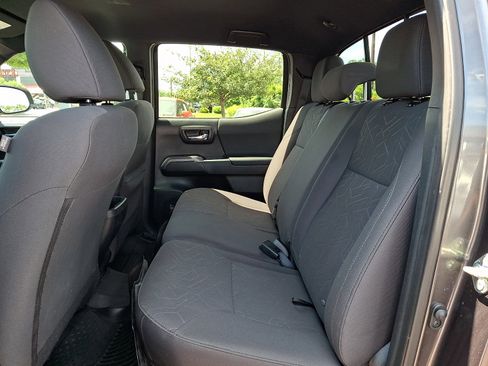 Used 2017 Toyota Tacoma TRD Off-Road w/ Tow Package (A/T) AWD/4WD image 10