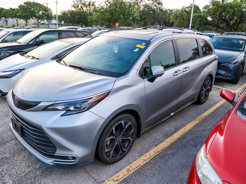 Used 2025 Toyota Sienna Platinum FWD image 3