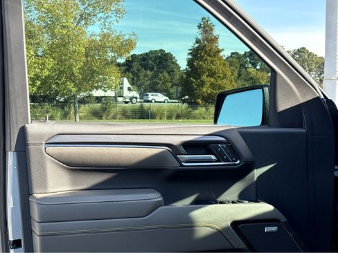 Used 2024 Chevrolet Silverado 1500 ZR2 w/ Technology Package image 9