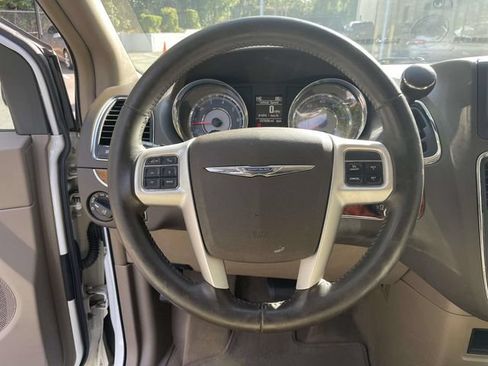 Used 2014 Chrysler Town & Country Touring FWD image 15
