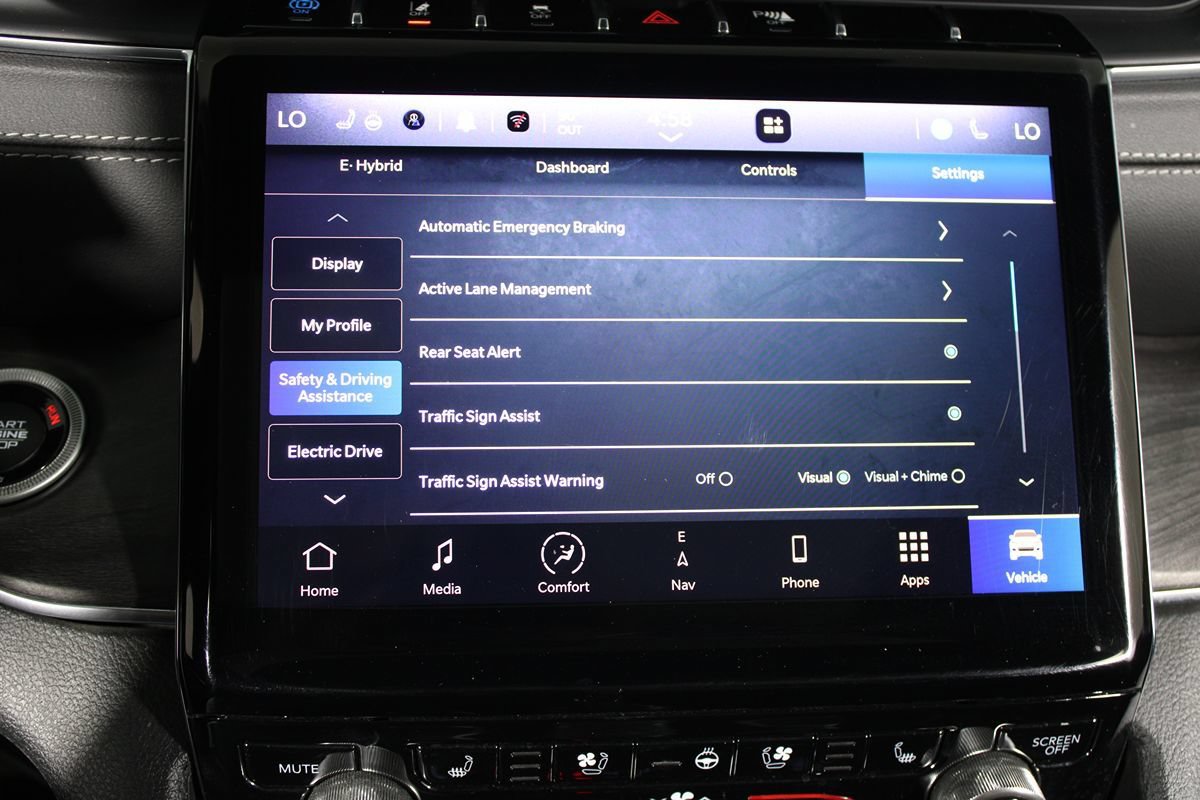 Used 2023 Jeep Grand Cherokee Overland w/ Advanced Protech Group III AWD/4WD image 25