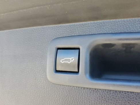 Used 2021 Toyota Highlander LE image 9