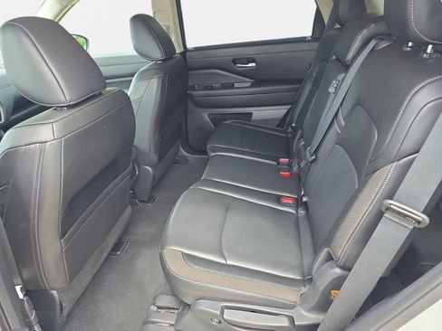 Used 2025 Nissan Pathfinder SL FWD image 14