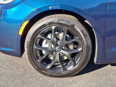 Used 2025 Chrysler Pacifica Limited FWD image 8