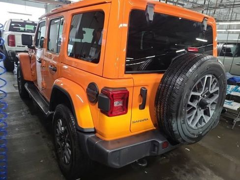 Used 2025 Jeep Wrangler Unlimited Sahara w/ Safety Group AWD/4WD image 3