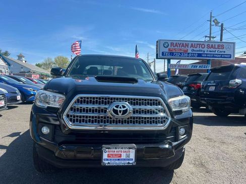 Used 2017 Toyota Tacoma TRD Off-Road image 3