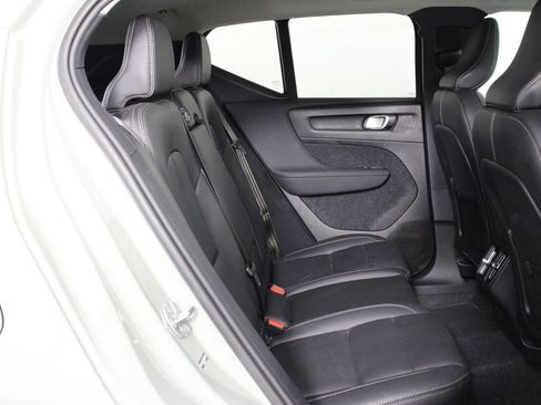 Certified 2025 Volvo XC40 B5 Core image 30