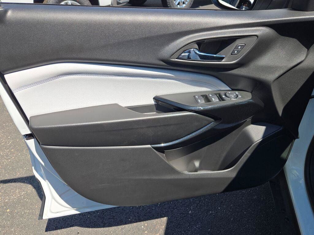 Used 2026 Chevrolet Trax LT w/ LT Convenience Package FWD image 24