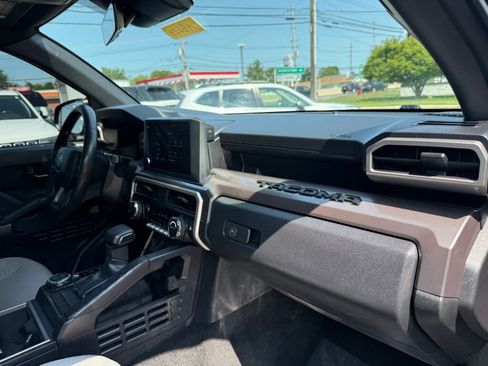 Used 2025 Toyota Tacoma SR5 AWD/4WD image 27