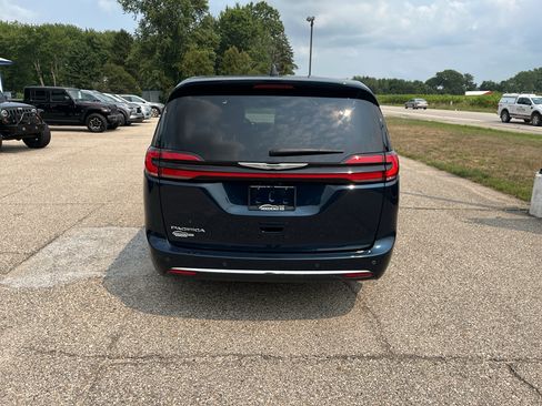 Used 2025 Chrysler Pacifica Select FWD image 5