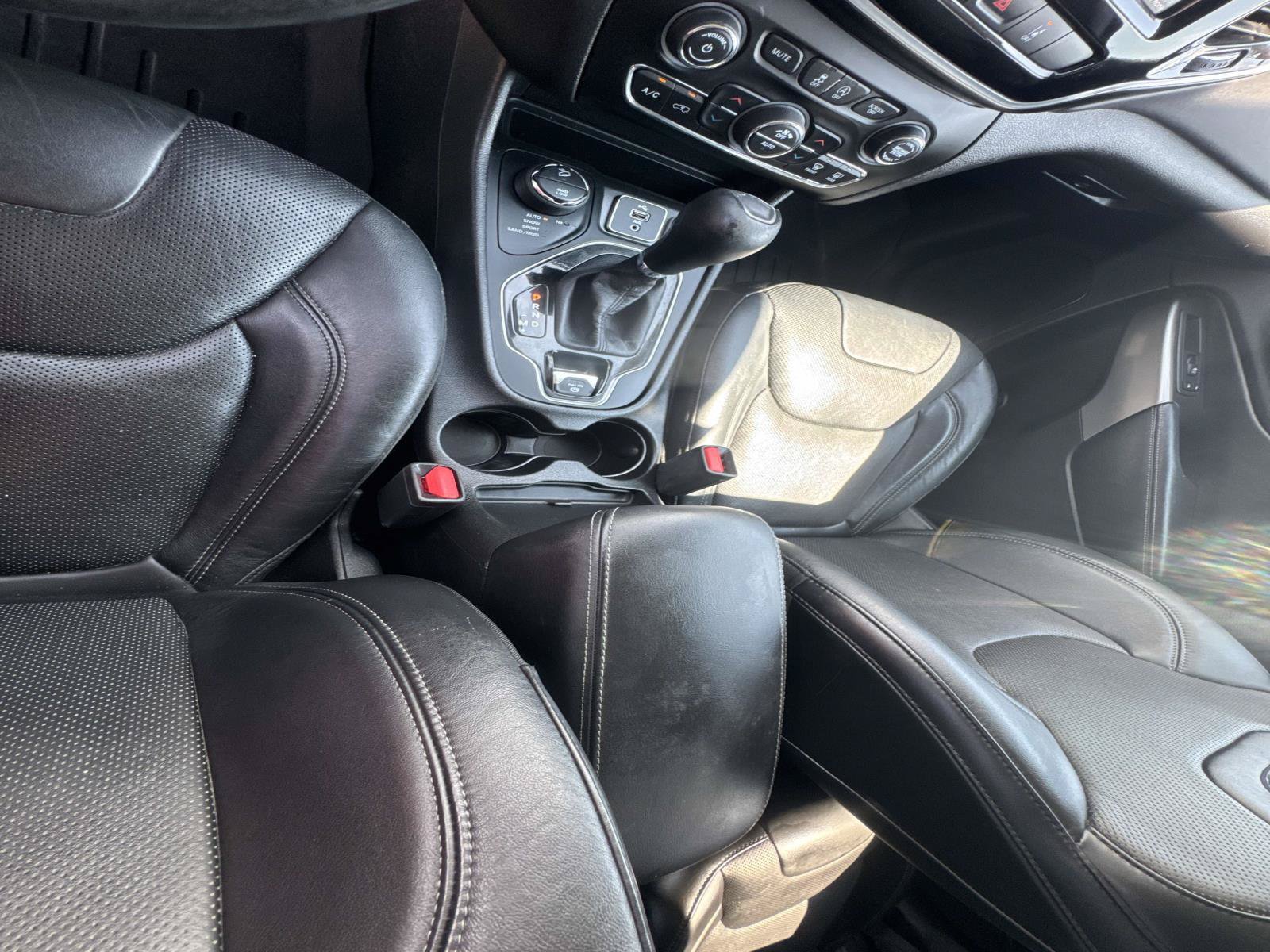Used 2019 Jeep Cherokee Overland w/ Technology Group AWD/4WD image 25
